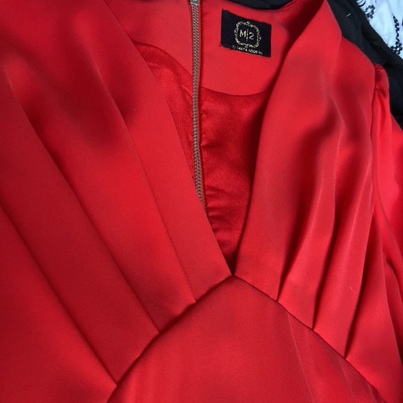 Chic 5 Dress - Picture 2 of 4